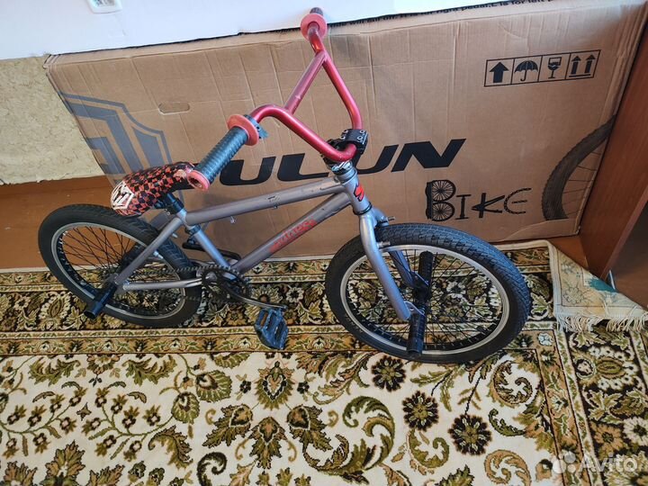 Трюковой велосипед BMX Madness с пегами