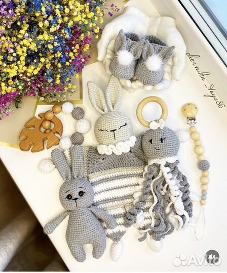 Бокс для новорождённых.Погремушки,вязаные игрушки
