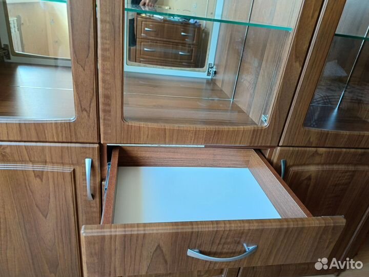 Шкаф сервант для посуды