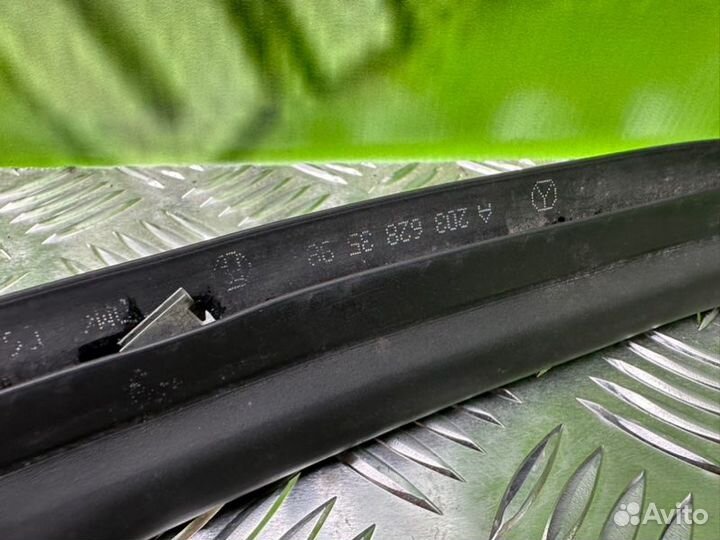 Уплотнительная резинка капота Mercedes-Benz