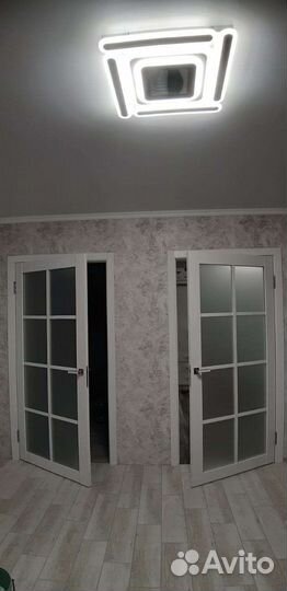 Белые двери с решёткой классические