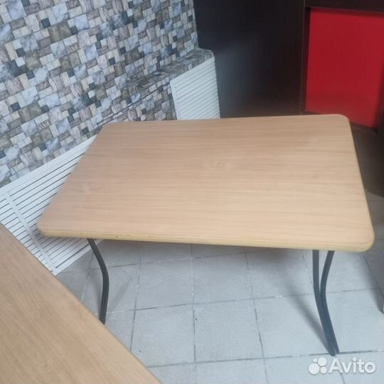 Столы, диванчики и барная стойка