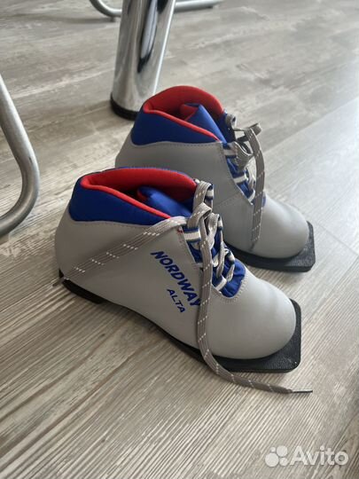 Продам лыжный комплект для ребенка