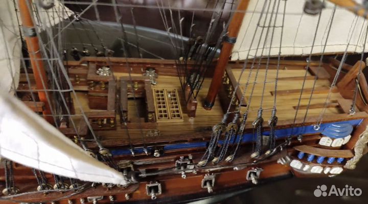 Коллекционная модель корабля из красного кедра