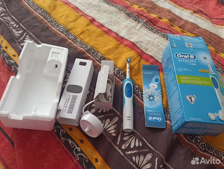 Электрическая зубная щетка oral b