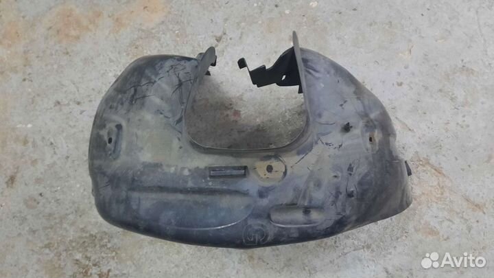 Правый передний подкрылок Ситроен C4 B7