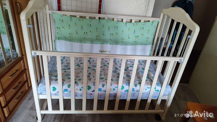 Детская кроватка с маятником