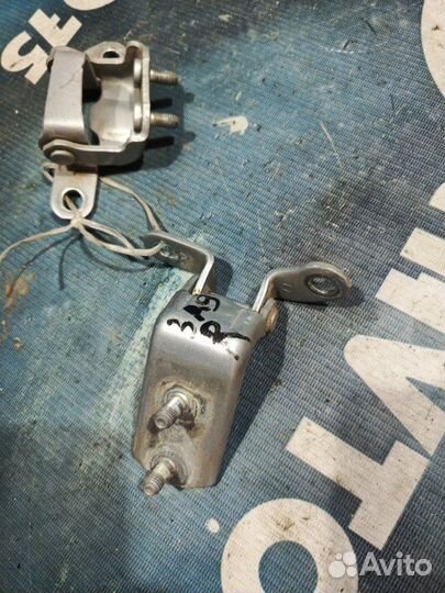 Шарнир двери задний правый Toyota Platz NCP12