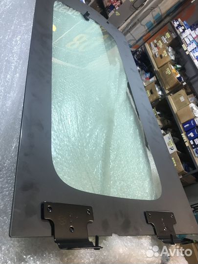 Стекло двери боково правой Hyundai H-1 Starex