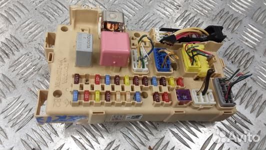 Блок предохранителей toyota corolla verso 2 (1KK17