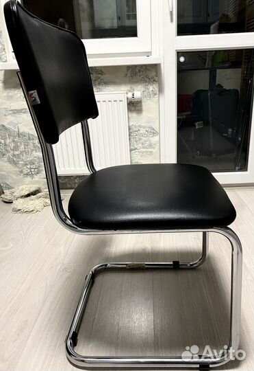Стул офисный кожаный черный