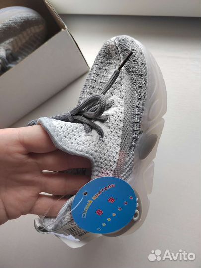 Кроссовки изики детские