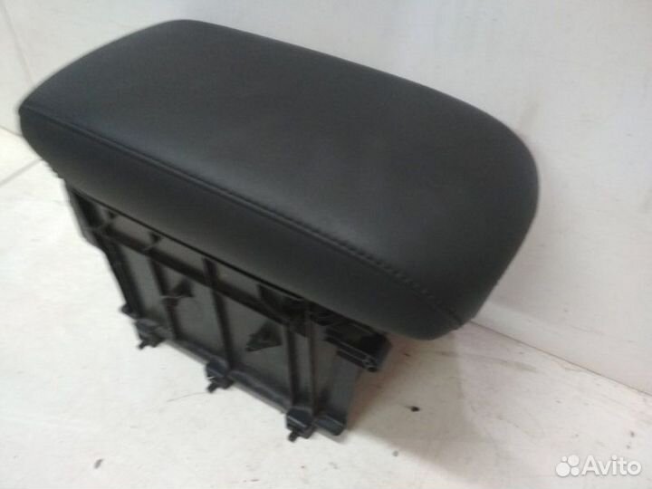 Подлокотник передний Toyota Rav4 40 2013-2016