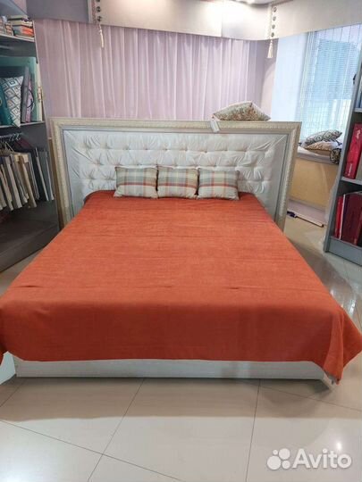 Пледы и подушки