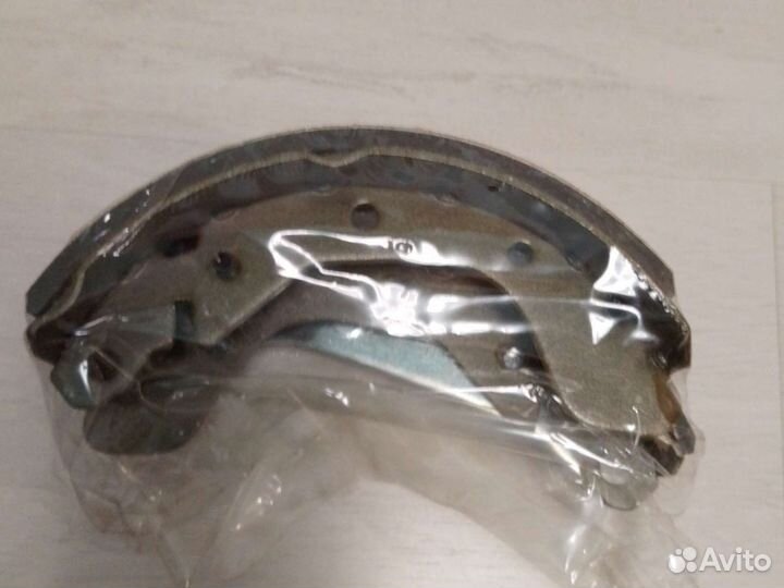 Тормозные колодки и левый фонарь