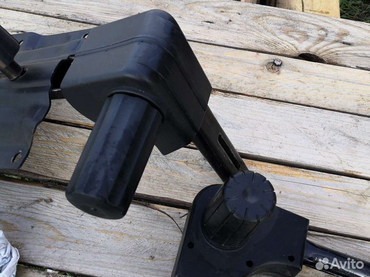 Механизм крепления спинки офисного кресла