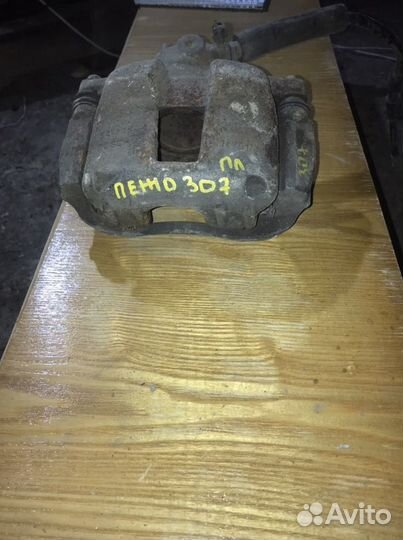 Суппорт передний левый Peugeot 307