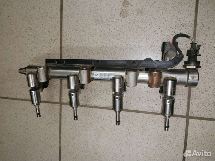 Opel Insignia 2.0 Рампа топливная форсунка