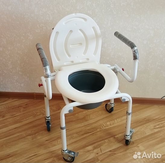 Стул-кресло санитарный на 4-х колёсах FS813