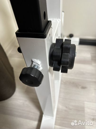 Скамья для жима со стойками штангой гантели W гриф