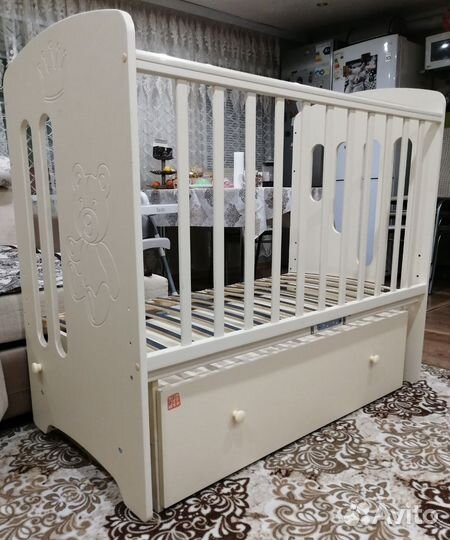 Детская кроватка с маятником и ящиком