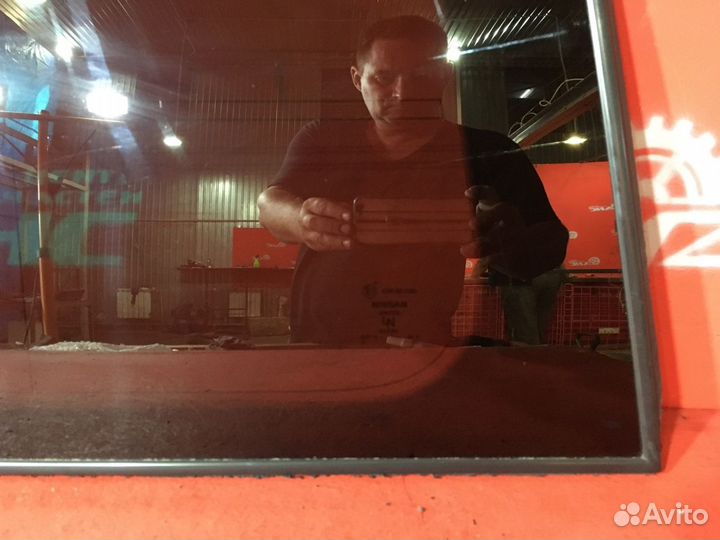 Форточка в кузов задняя правая Nissan Pathfinder