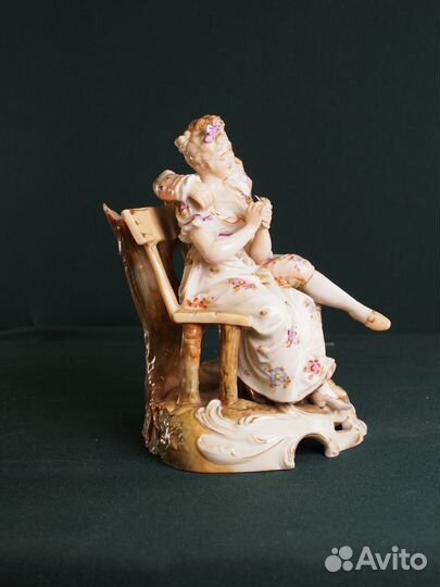 Фарфоровая статуэтка 