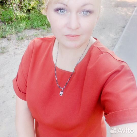 Менеджер по работе с клиентами, продавец в салон с