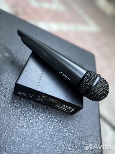Радио микрофон AKG CR40