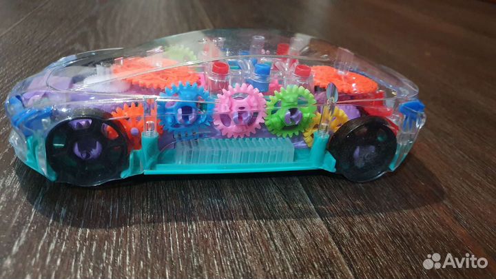 Прозрачная машинка с шестеренками