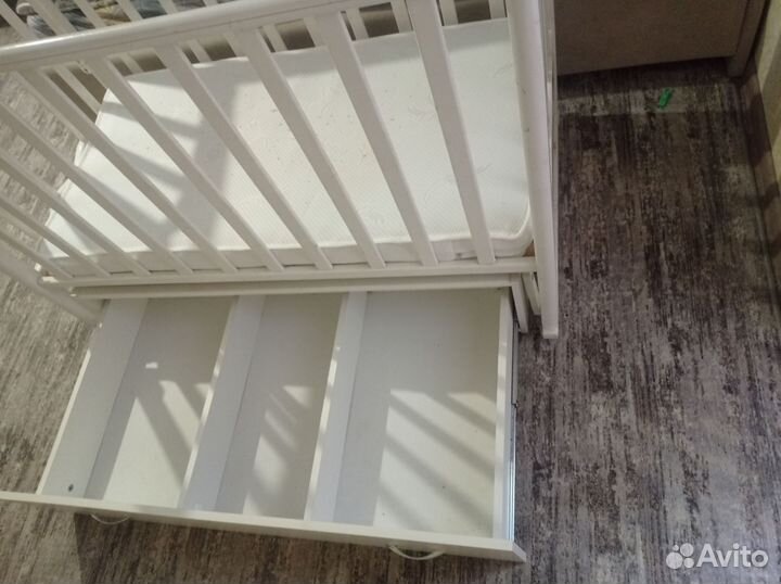 Кроватка для новорожденных с маятником