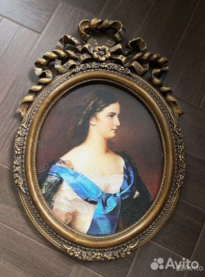 Картина в овальной раме