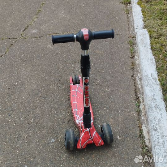 Самокат трёхколёсный