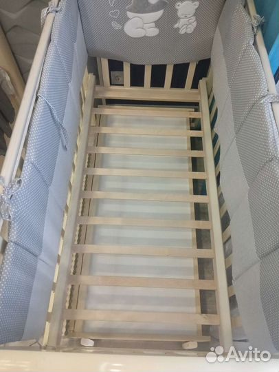 Детская кроватка с маятником