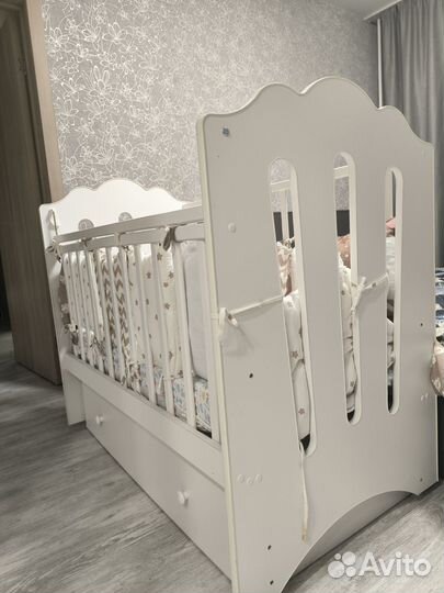 Детская кроватка с маятником и ящиком