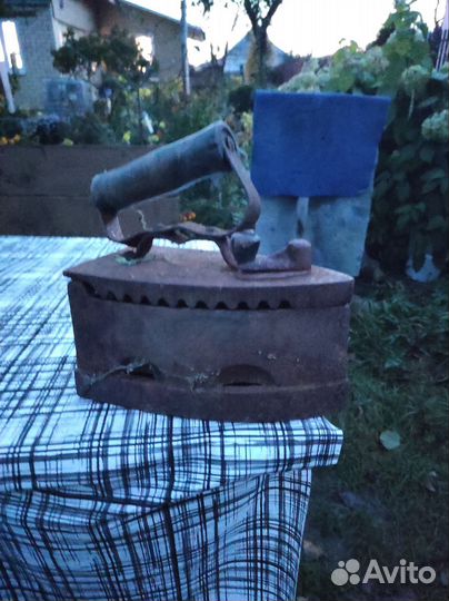 Старинный угольный утюг