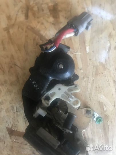 Замок двери задний левый Toyota Camry SV32 3SFE