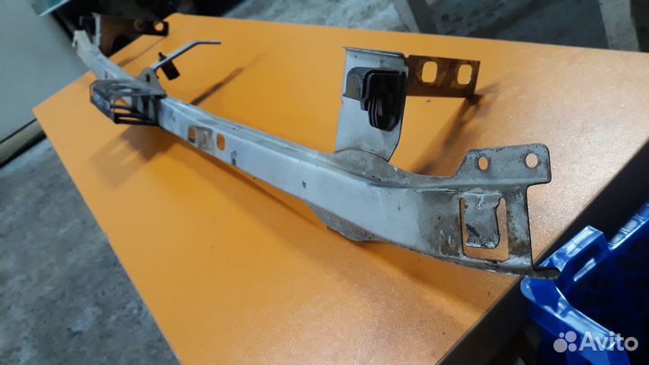 Усилитель (планка ) бампера nissan almera tino