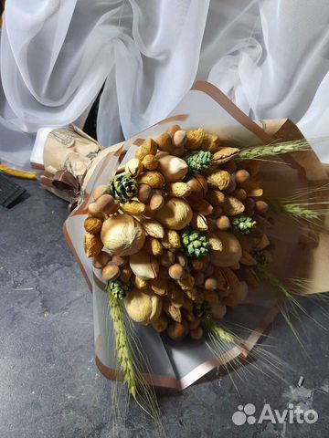 Букет из орехов