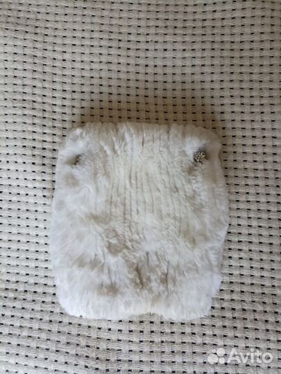 Шапка белая (кролик) и меховые варежки черные