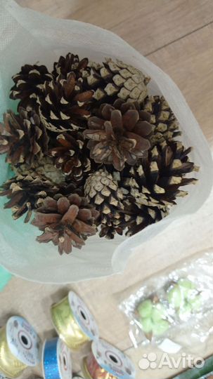 Шишки, ленты, украшения для новогодних композиций