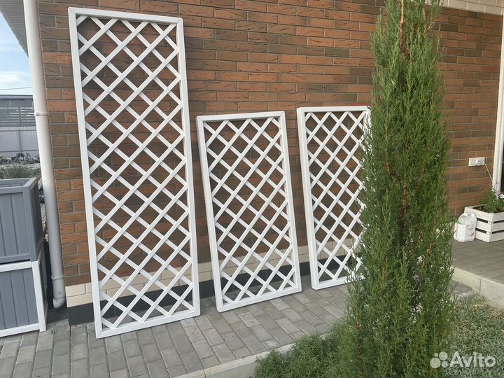 Решетка, опора из дерева для растений