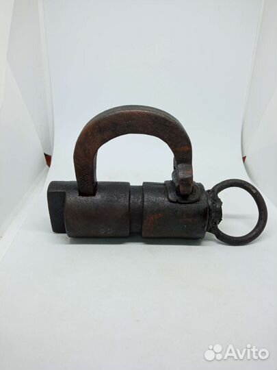 Навесной замок старинный