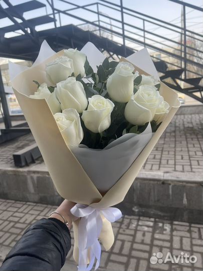 Белые розы с эвкалиптом.доставка роз,цветов