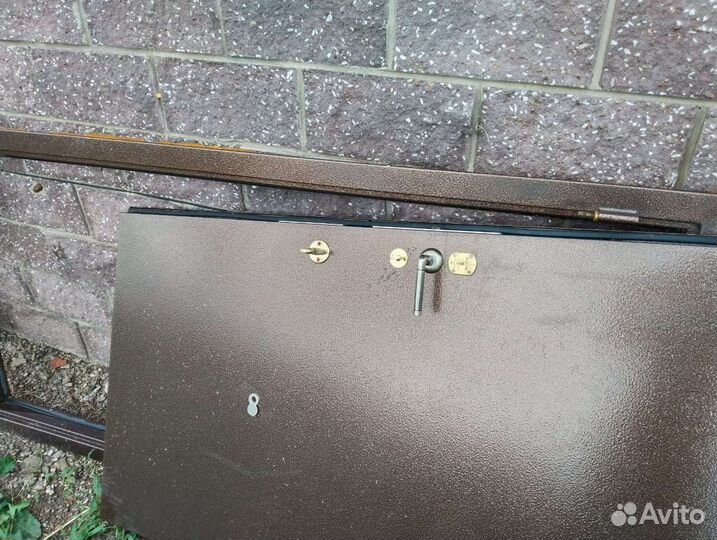 Дверь входная металлическая б/у