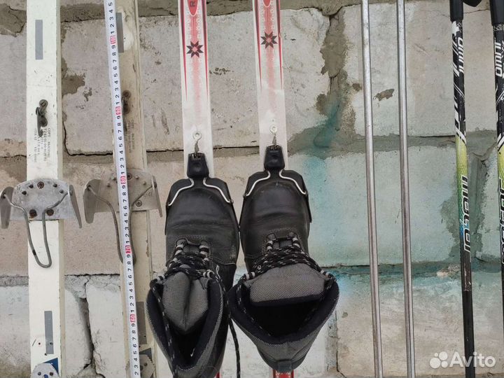Лыжи пластиковые с ботинками и палки лыжные