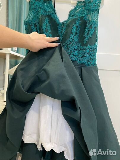 Платье изумрудного цвета