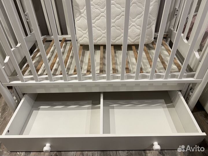 Детская кроватка с маятником