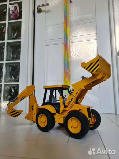 Экскаватор-погрузчик колесный Bruder JCB 4CX