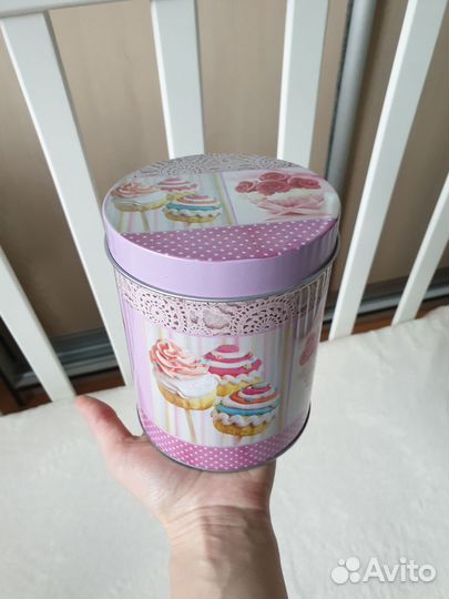 Новая жестяная банка для сладостей или сыпучих